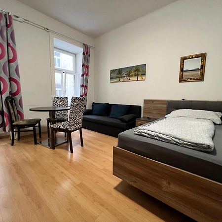וינה Charming 1Br Apartment Perfect For Long Stays מראה חיצוני תמונה